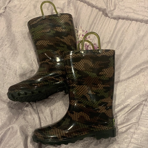 Western Chief Green and Brown Patterned Boots - Picture 1 of 6